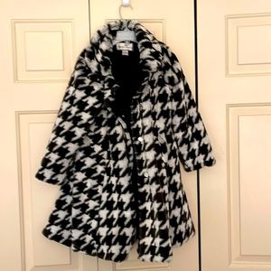 Girls size 7 houndstooth coat. Fully lined w soft faux fur. Black & white.